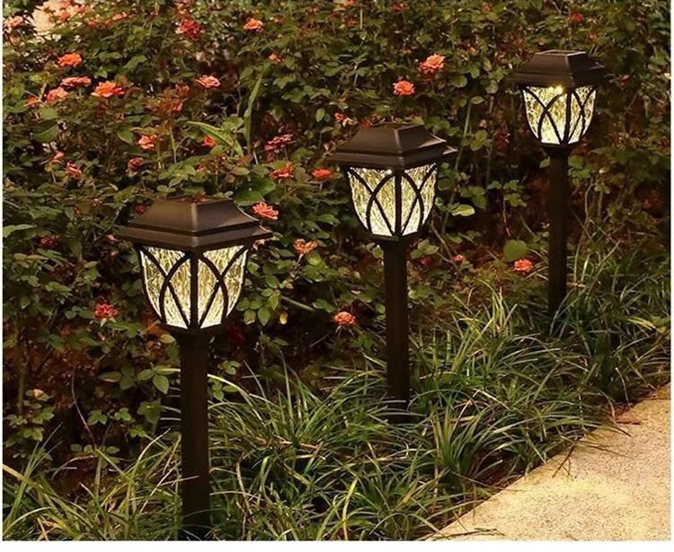 庭園を照らすソーラーライト