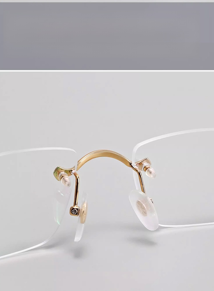 ズーム機能を搭載した老眼鏡の使用イメージ