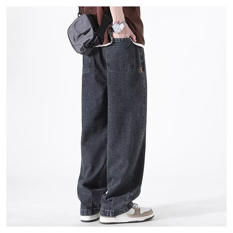 ストリートファッションに映えるデニムパンツ