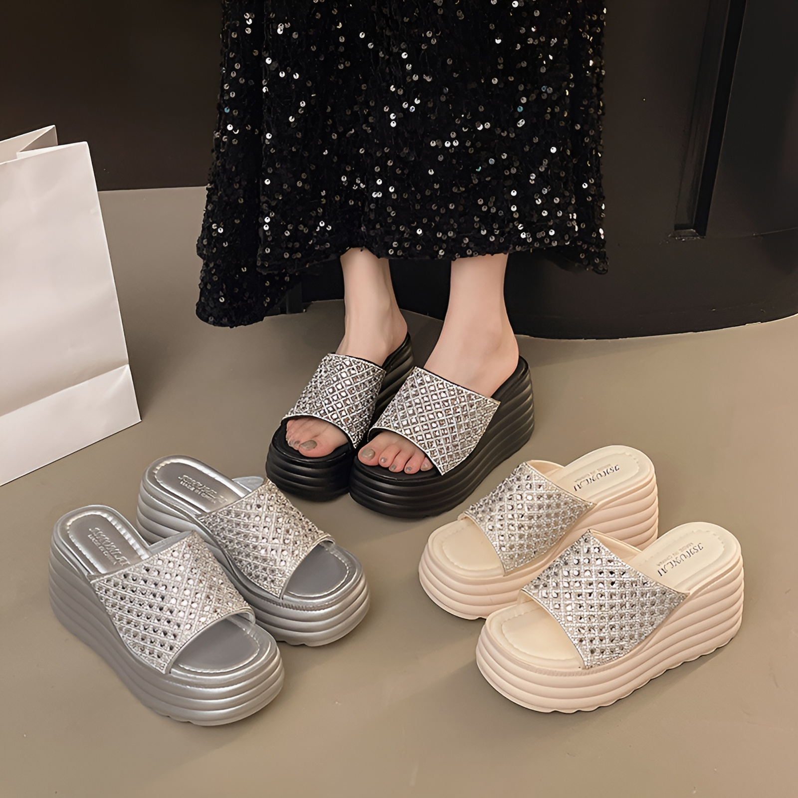 小さな高さを高めるサンダル、ファッショナブルなスパンコールのビーチサンダル、女性の夏の屋外スリッパ、2025年の新しいプラットフォーム厚底スリッパ、美しいサンダル