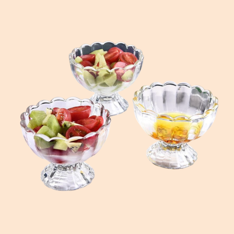 アイスクリームのシングルボールを入れたパフェグラス