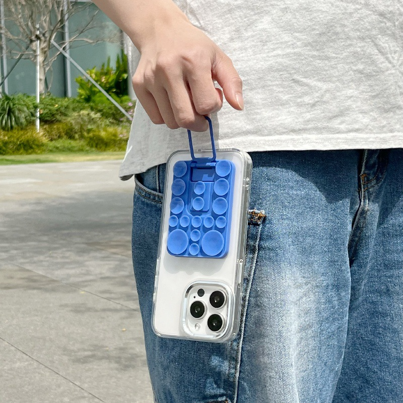 탁상 위에 세워진 접이식 핸드폰 거치대