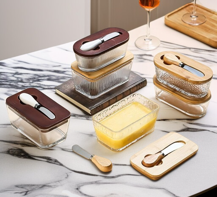 Rechteckige Käsekonservierung mit Deckel und Spatel