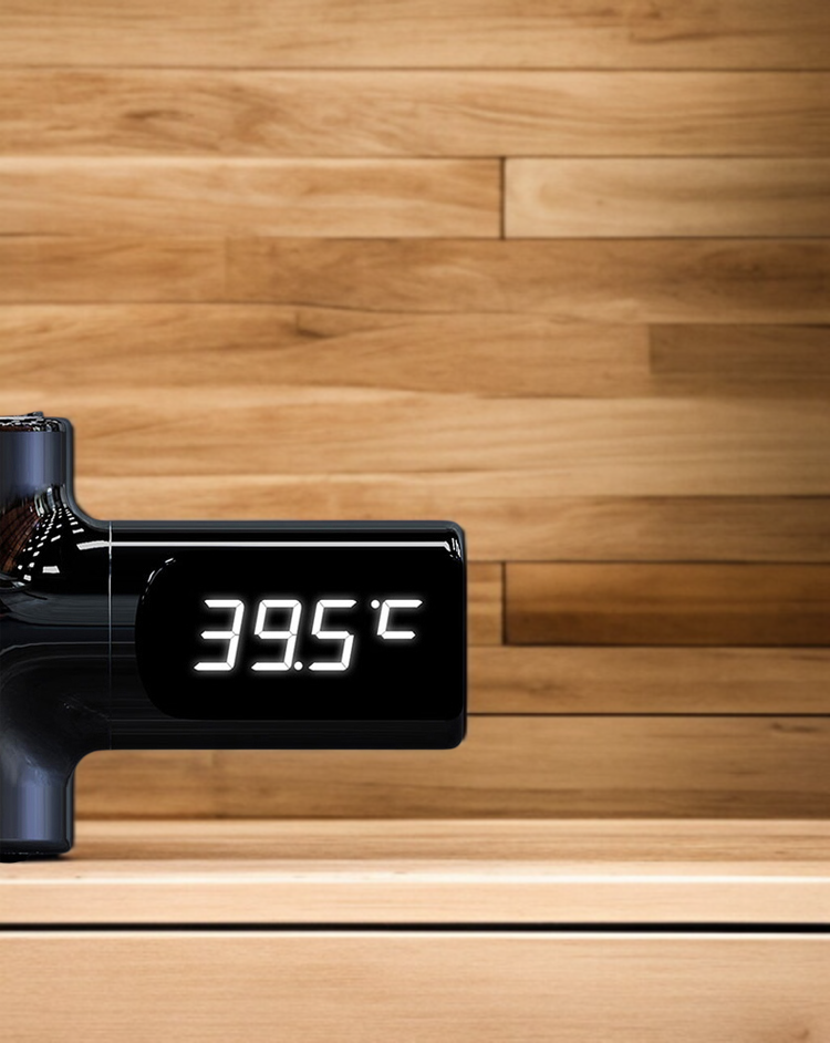 Detailní pohled na digitální teploměr s LED displejem