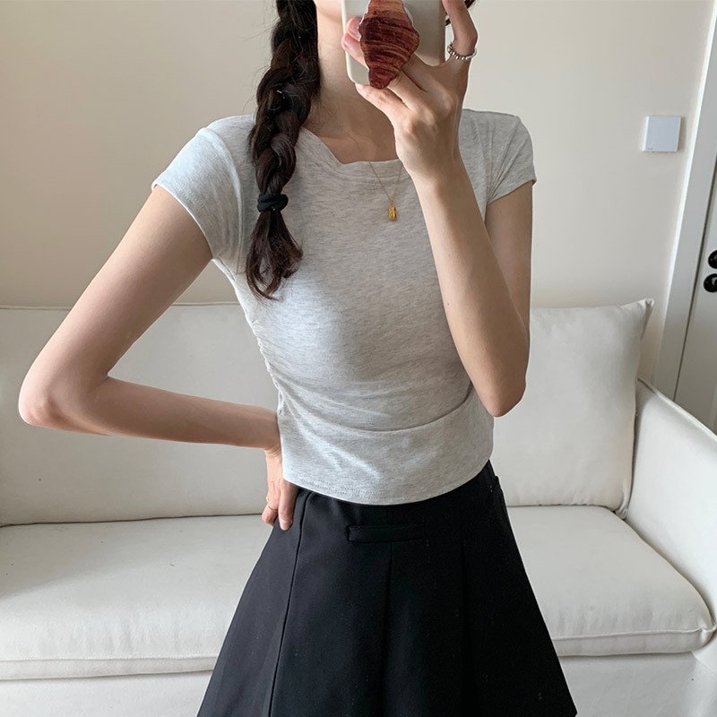 デザイン感のあるスリムフィットクルーネックトップス