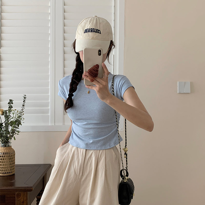 小柄な女性向け塩系トレンドのパフスリーブトップス・夏用ドーパミンコーデ