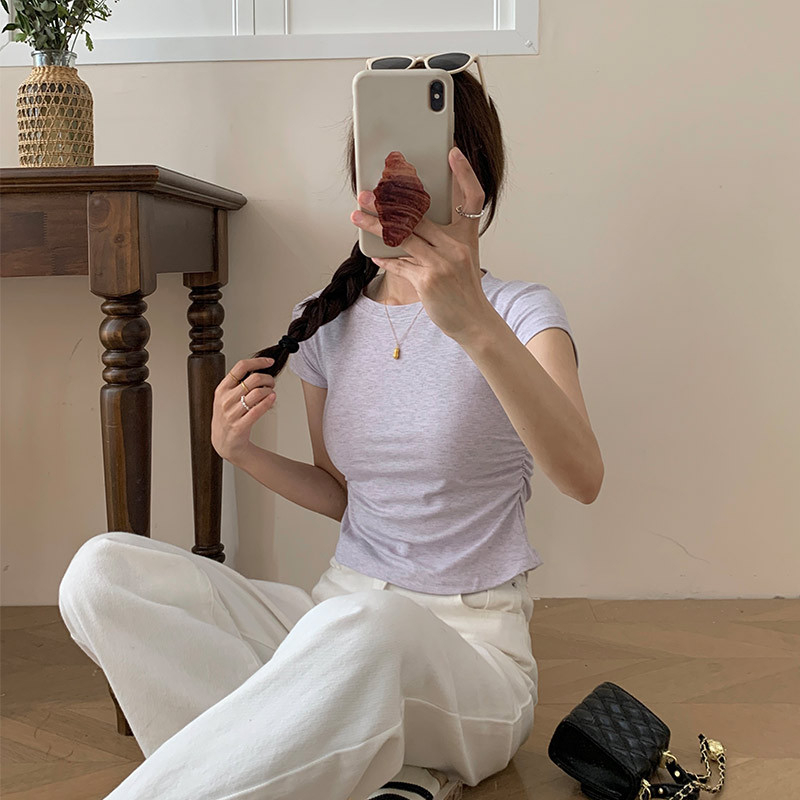 小柄な女性向け塩系トレンドのパフスリーブトップス・夏用ドーパミンコーデ