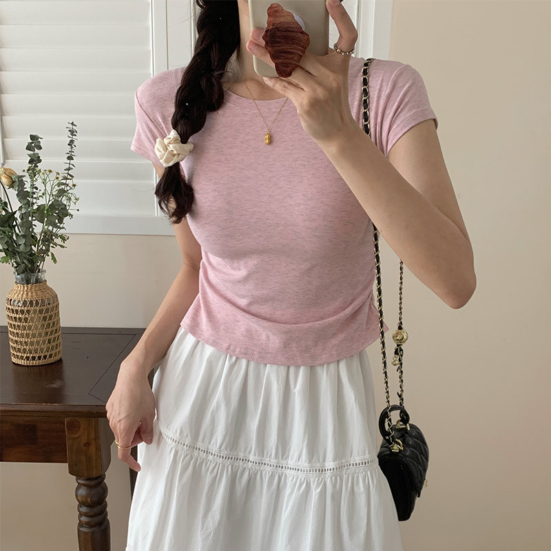 小柄な女性向け塩系トレンドのパフスリーブトップス・夏用ドーパミンコーデ