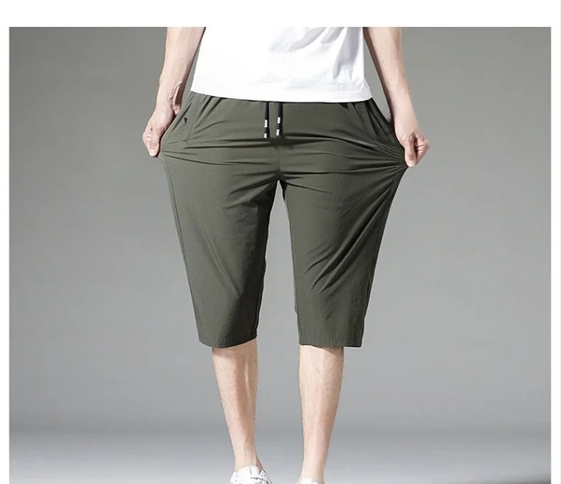 オフィスにも使えるクロップドパンツ