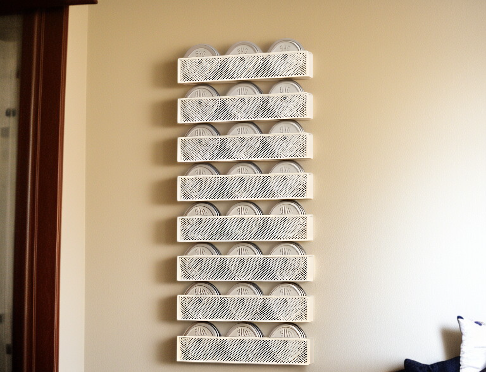 ドアの後ろに取り付けた多層収納ラック