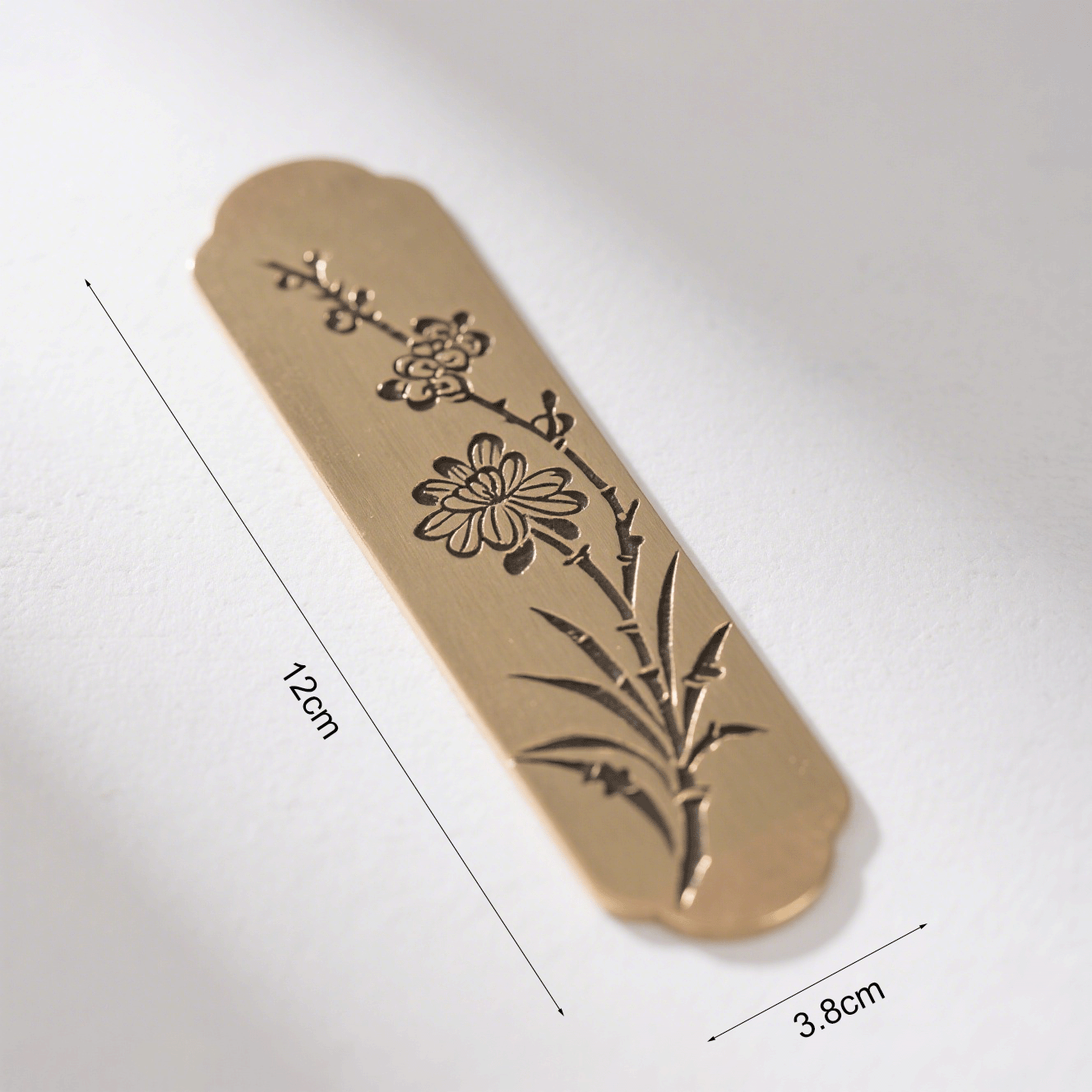 Marcador de libros artesanal de cobre con diseño grabado