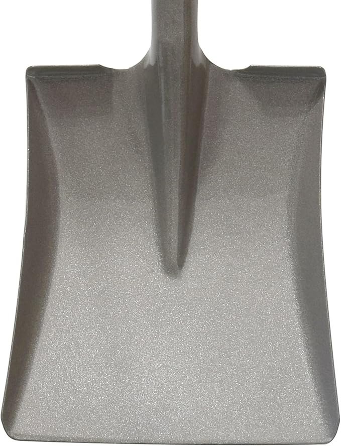 キャンプ場で土を掘るポータブルスコップ