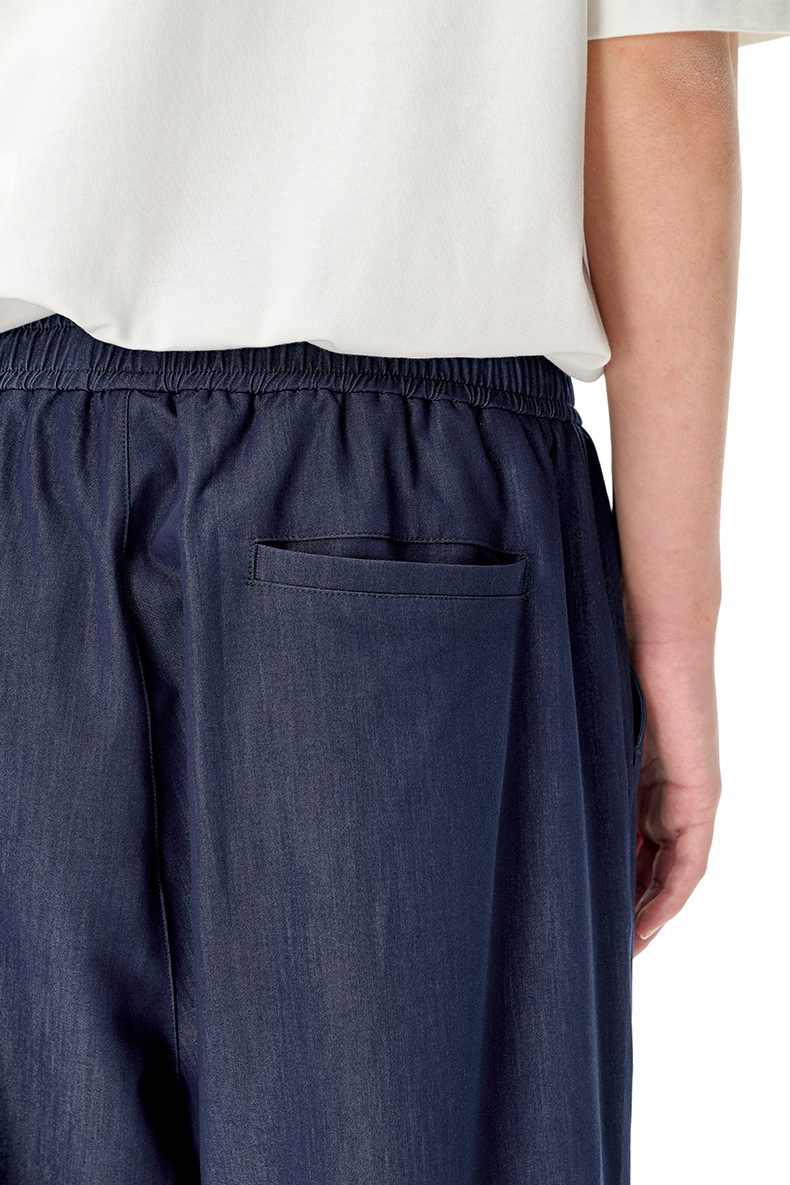 와이드 핏 남성 팬츠 뒷모습