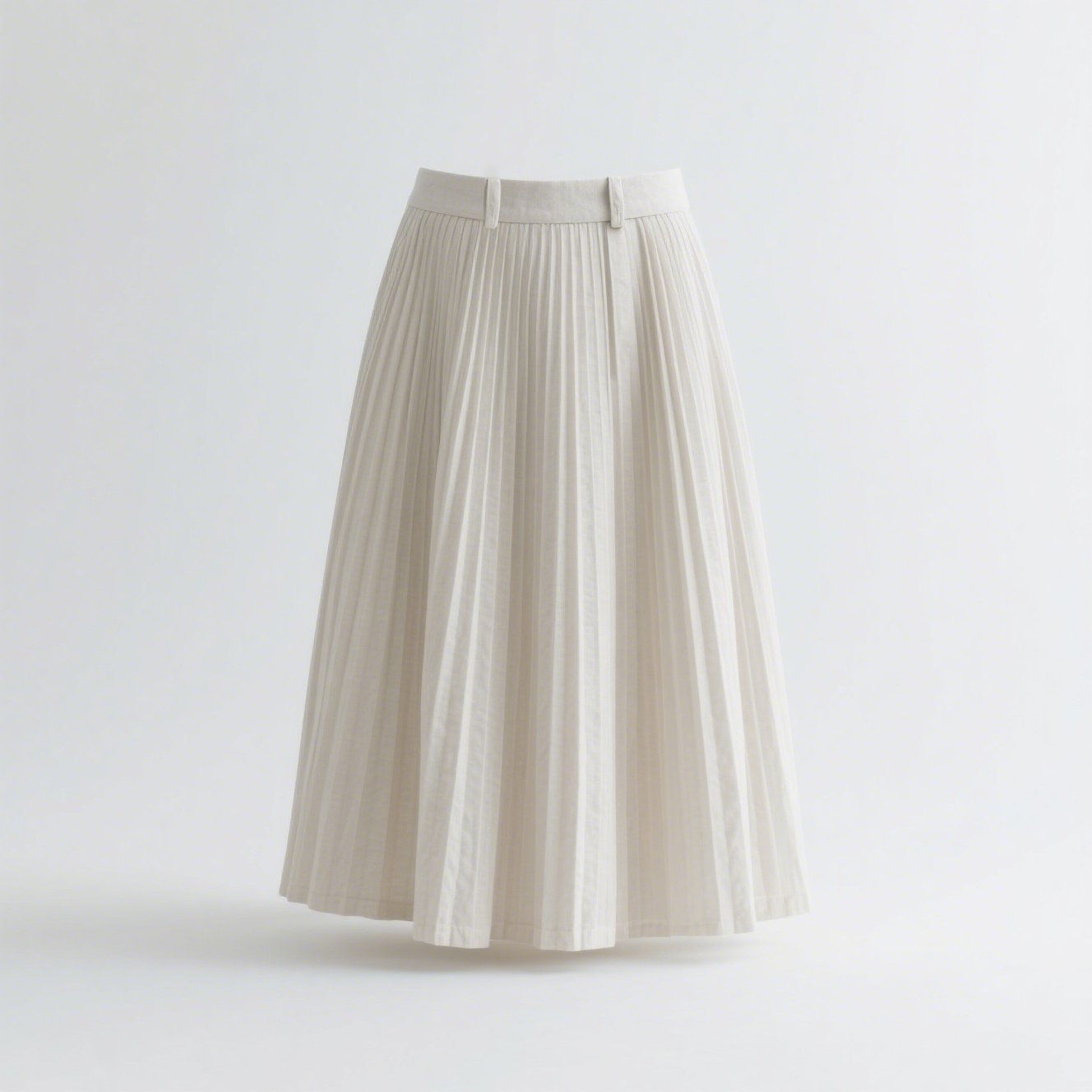 美しいプリーツ加工が映えるスカートのアップ画像