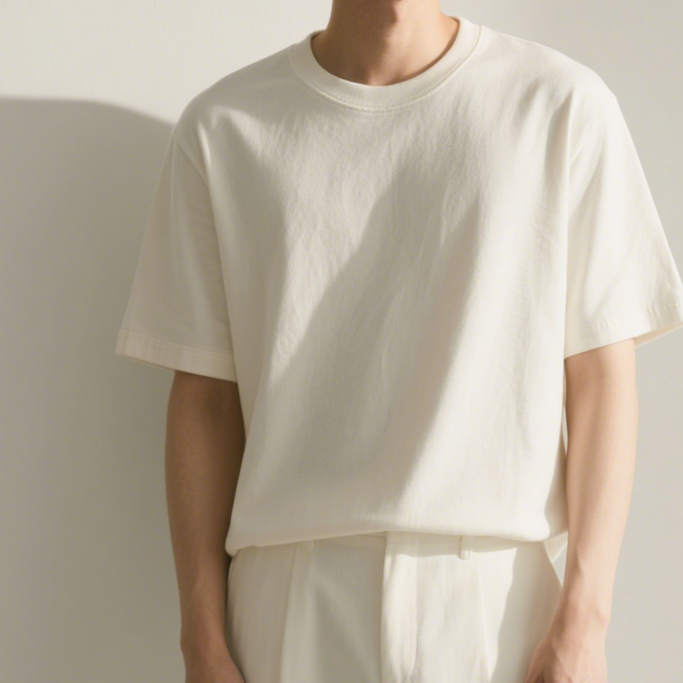 피부 친화적 코튼 베이직 티셔츠 착용 이미지