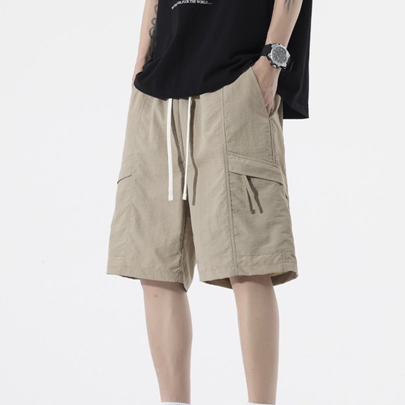 カジュアルなストレートパンツ薄手の5分丈パンツです