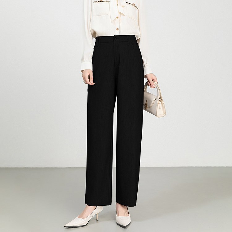 新作のラメ入りドレープデニムパンツ