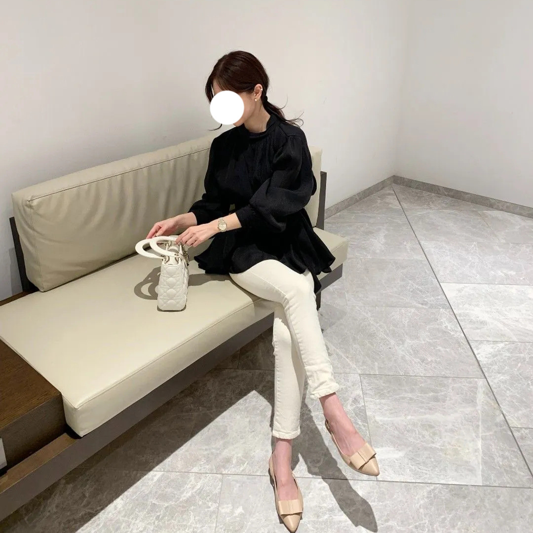 エレガントなレースアップカラーシャツ 無地プリーツシャツ ウエストスリムランタンスリーブシャツ エレガントシャツ レースアップシャツ