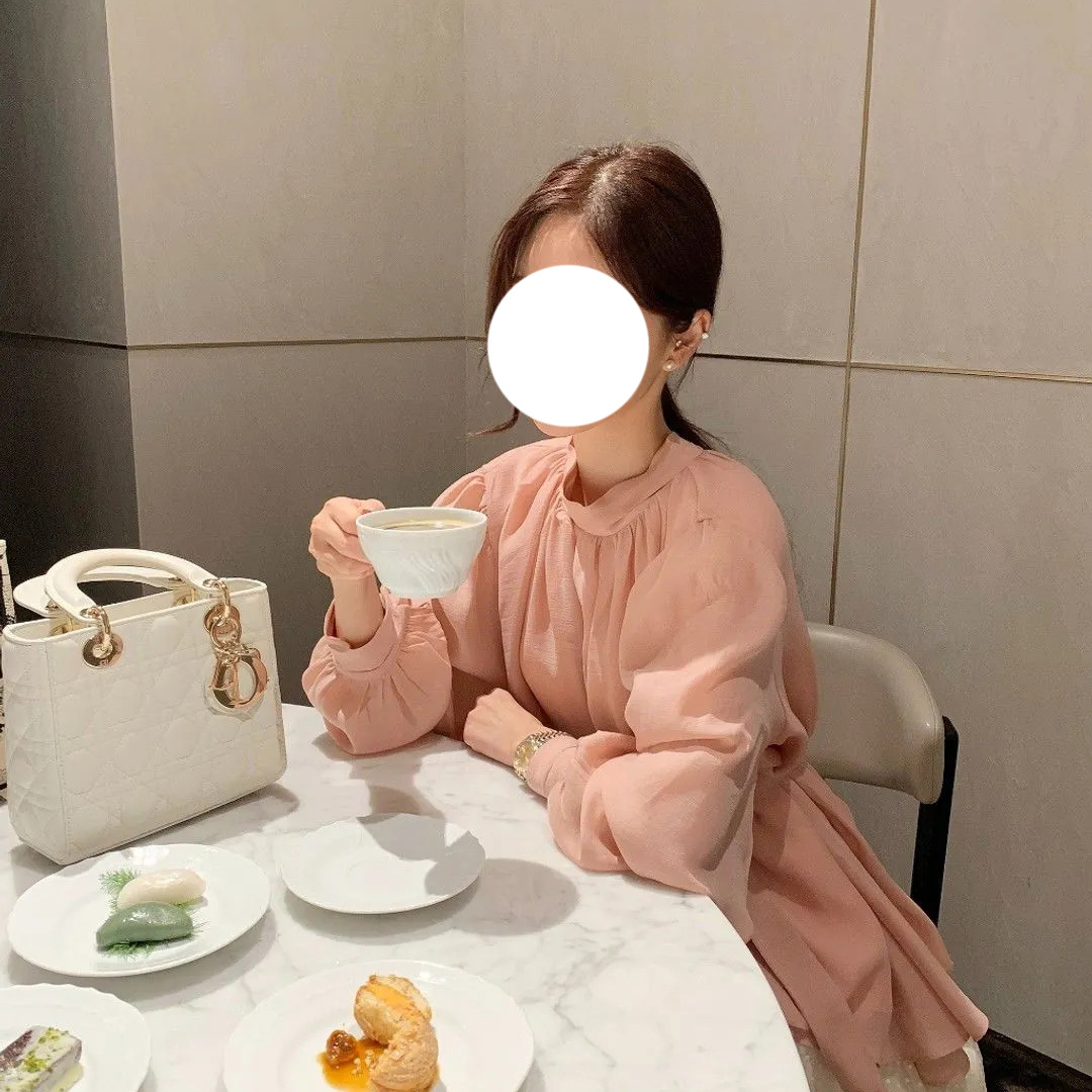 エレガントなレースアップカラーシャツ 無地プリーツシャツ ウエストスリムランタンスリーブシャツ エレガントシャツ レースアップシャツ