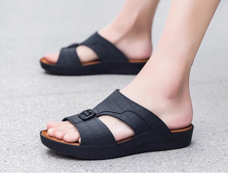 صندل كاجوال مريح بنعل سميك للرجال