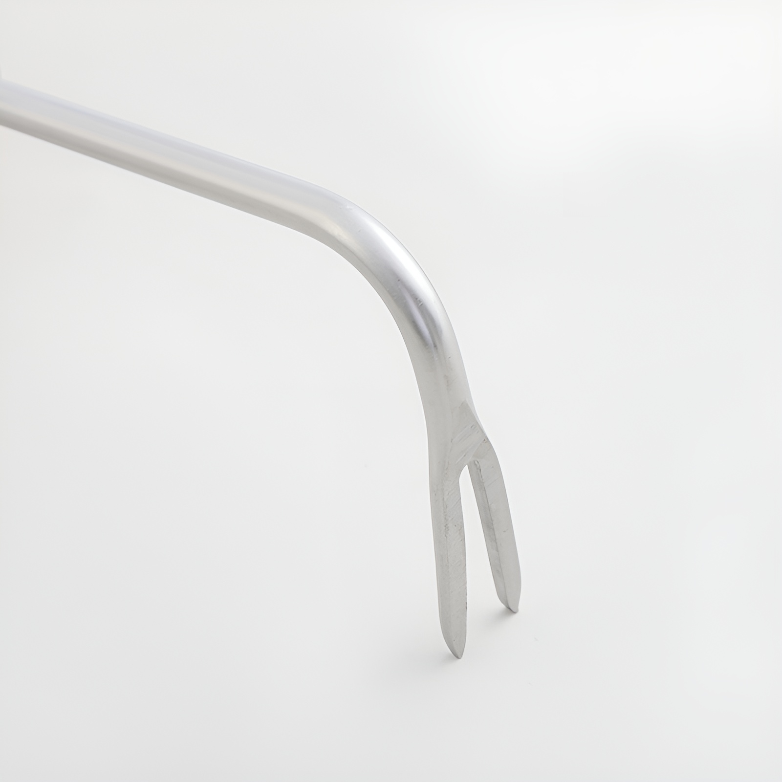 木製ハンドルの除草ツール