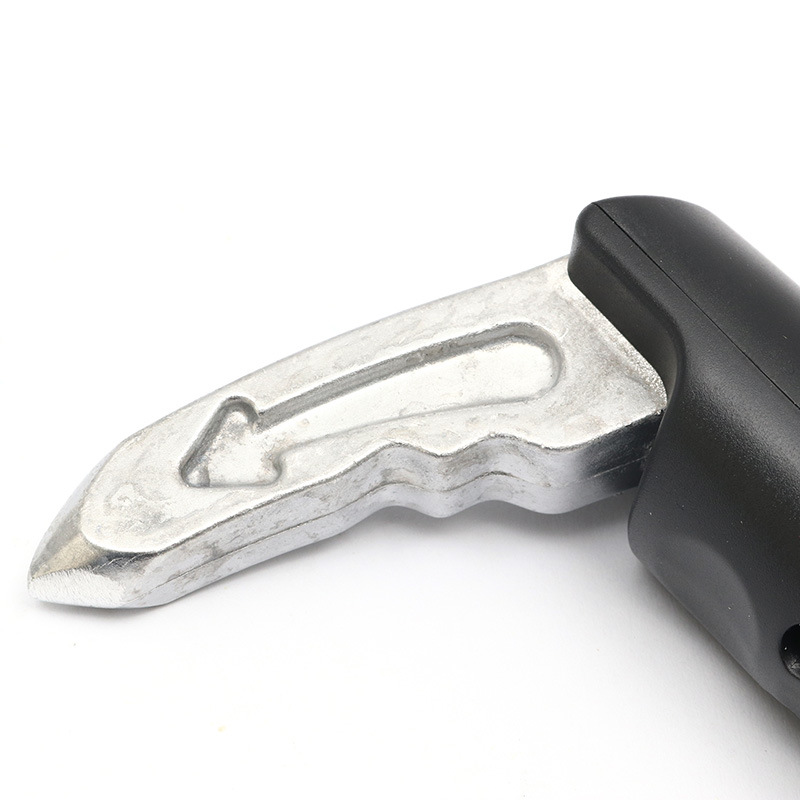 Různé typy multifunkčních nouzových kladívek do auta