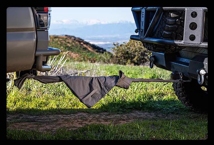 撥水性テスト中のタクティカルパンツ