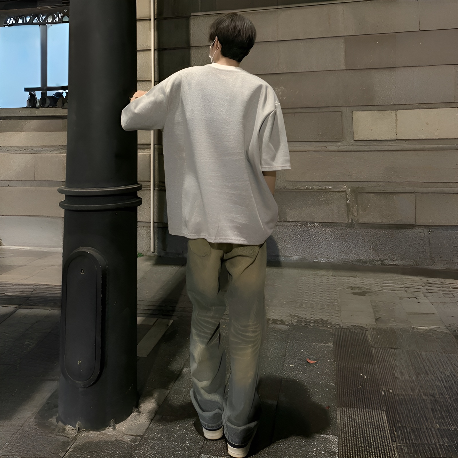 夏のニッチなデザインコントラストカラーフェイクツーピース半袖Tシャツメンズ万能ルーズスプライシングVネック半袖トップス