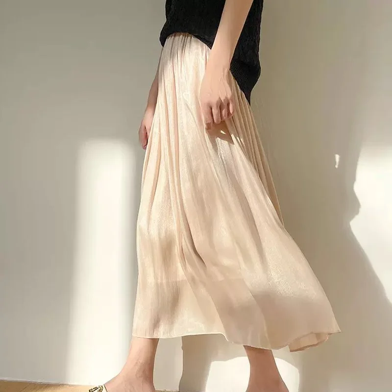 ツヤ感のあるプリーツスカート