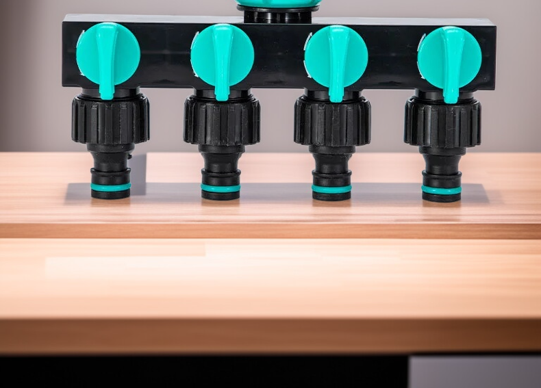 분수기 수도관 스위치 조작 장면