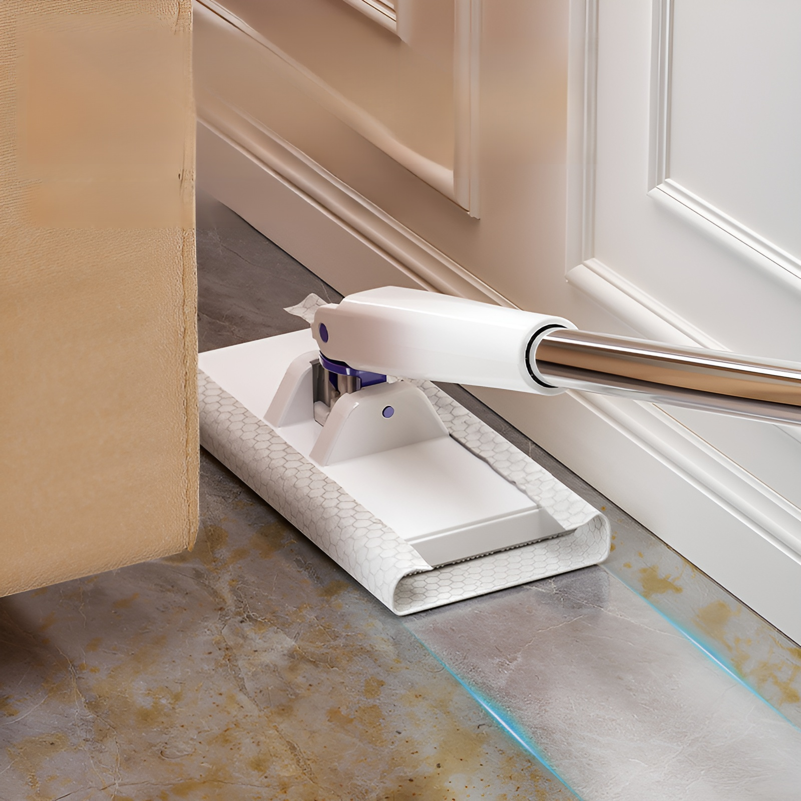 ベランダでフロアワイパーを使う様子