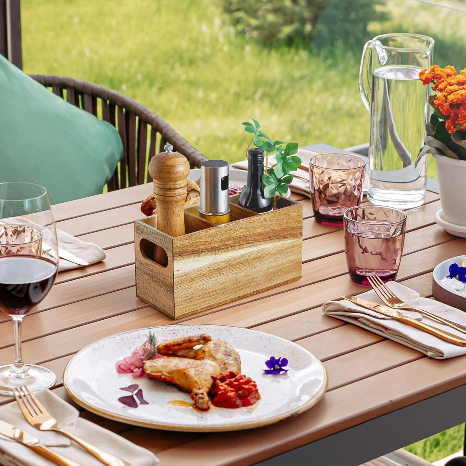 シンプルなキッチン用木製収納ボックスの使用例