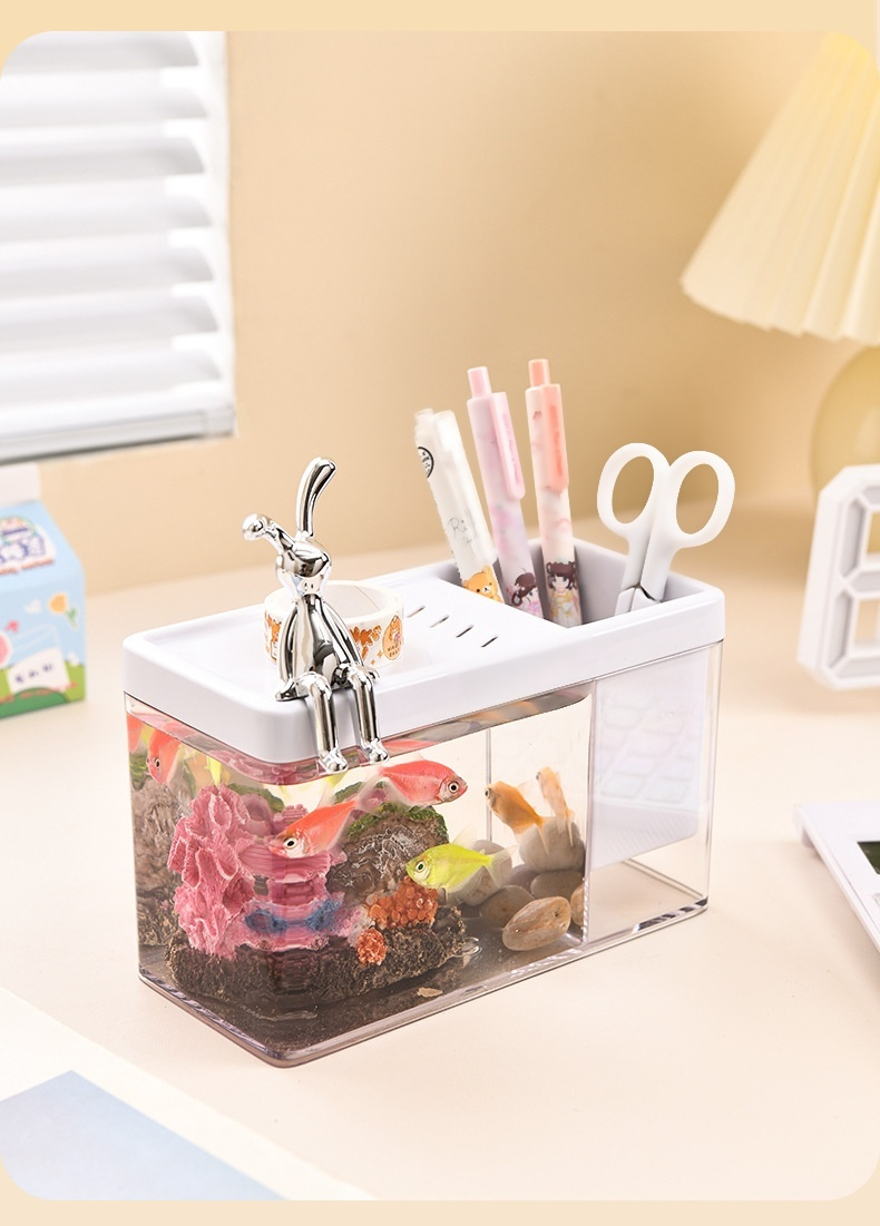 Malé skleněné akvárium s rostlinami a rybkami