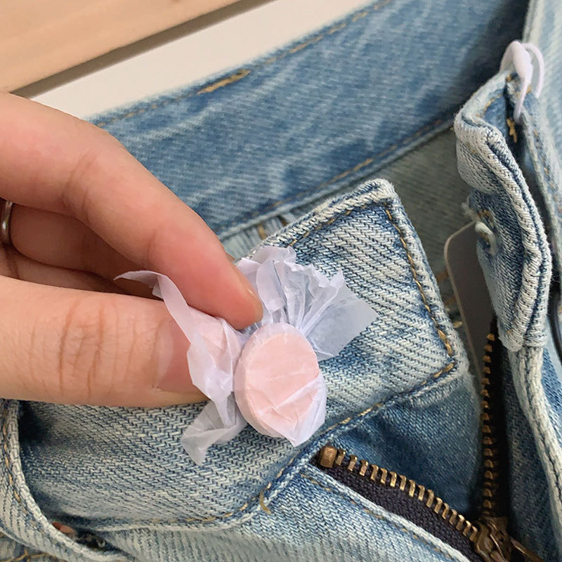 初秋のジーンズ女性 薄手のワイドレッグ・ストレート・ジーンズ ライトブルーのハイウエスト・スキニー・ドレープ・ストレート・ジーンズ