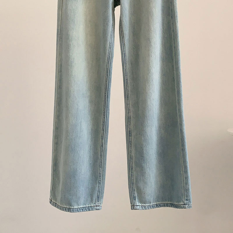 初秋のジーンズ女性 薄手のワイドレッグ・ストレート・ジーンズ ライトブルーのハイウエスト・スキニー・ドレープ・ストレート・ジーンズ