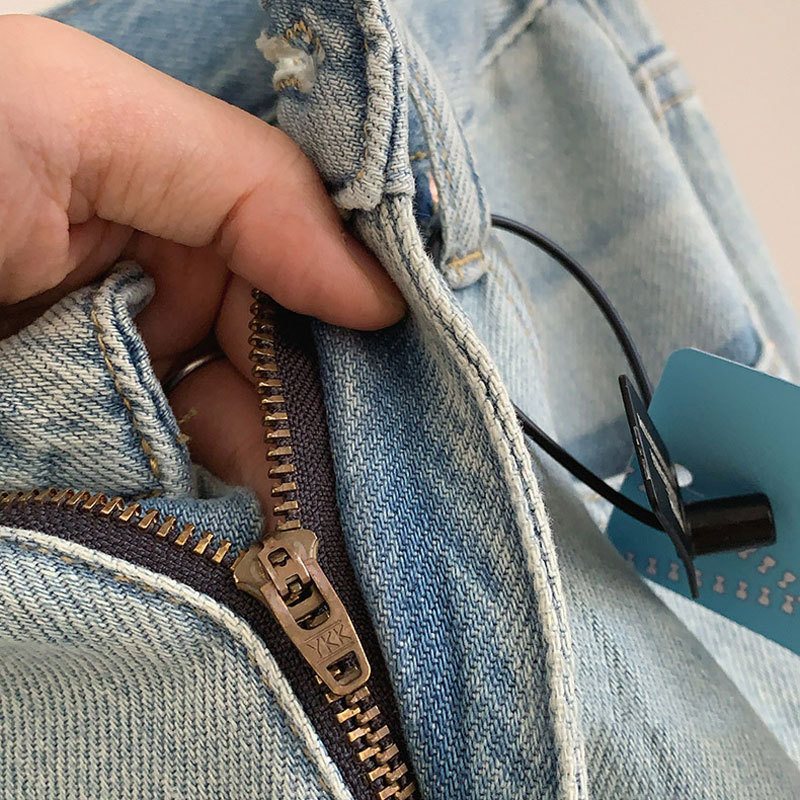 初秋のジーンズ女性 薄手のワイドレッグ・ストレート・ジーンズ ライトブルーのハイウエスト・スキニー・ドレープ・ストレート・ジーンズ