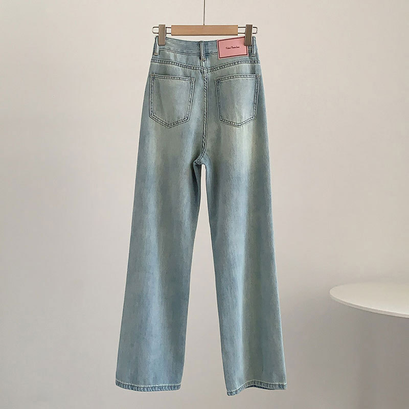 初秋のジーンズ女性 薄手のワイドレッグ・ストレート・ジーンズ ライトブルーのハイウエスト・スキニー・ドレープ・ストレート・ジーンズ