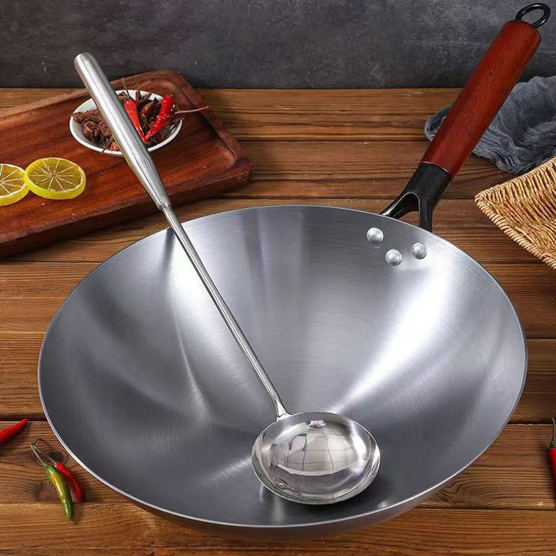 古い青い鋳鉄製の丸底鍋