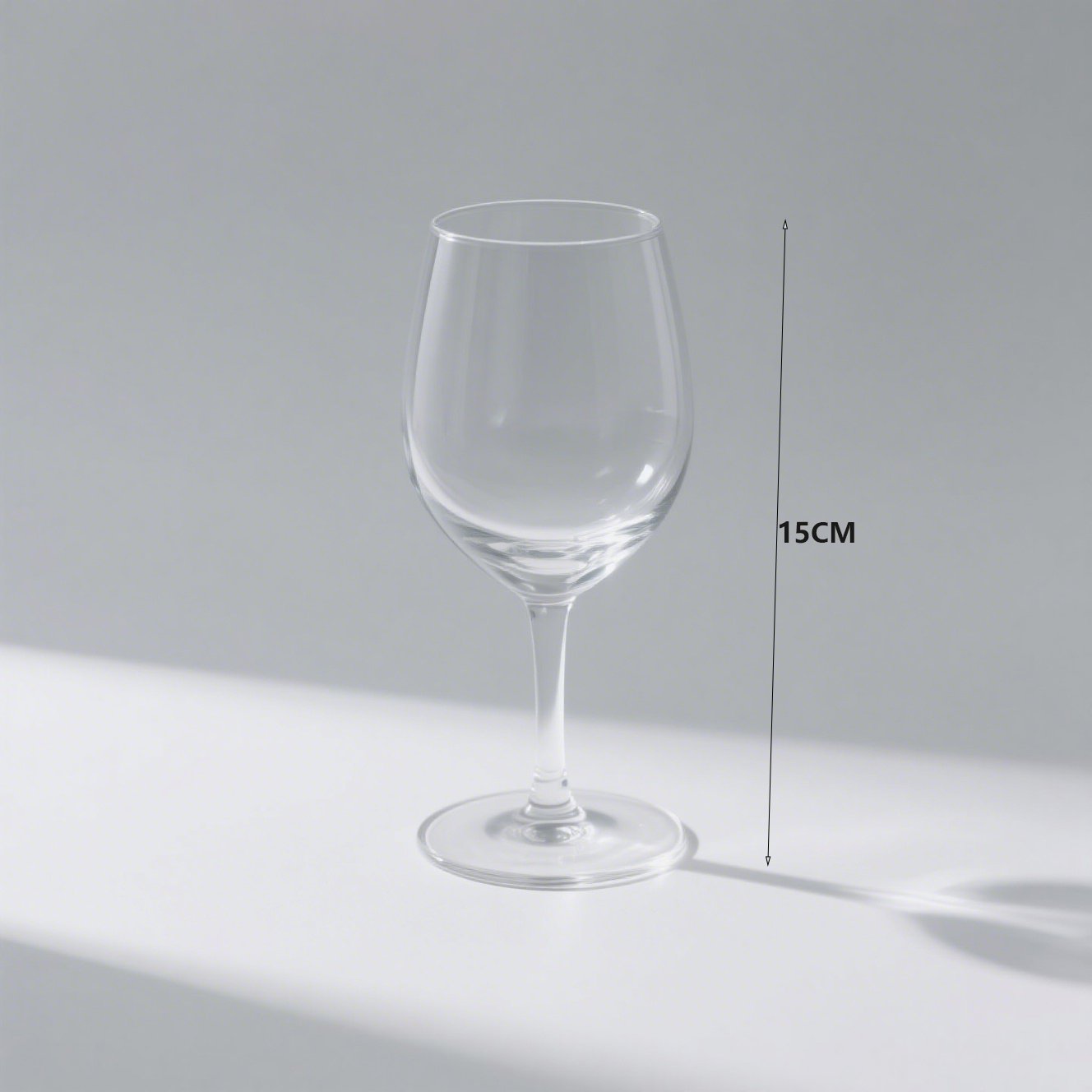 Elegantní křišťálové poháry na víno na stole