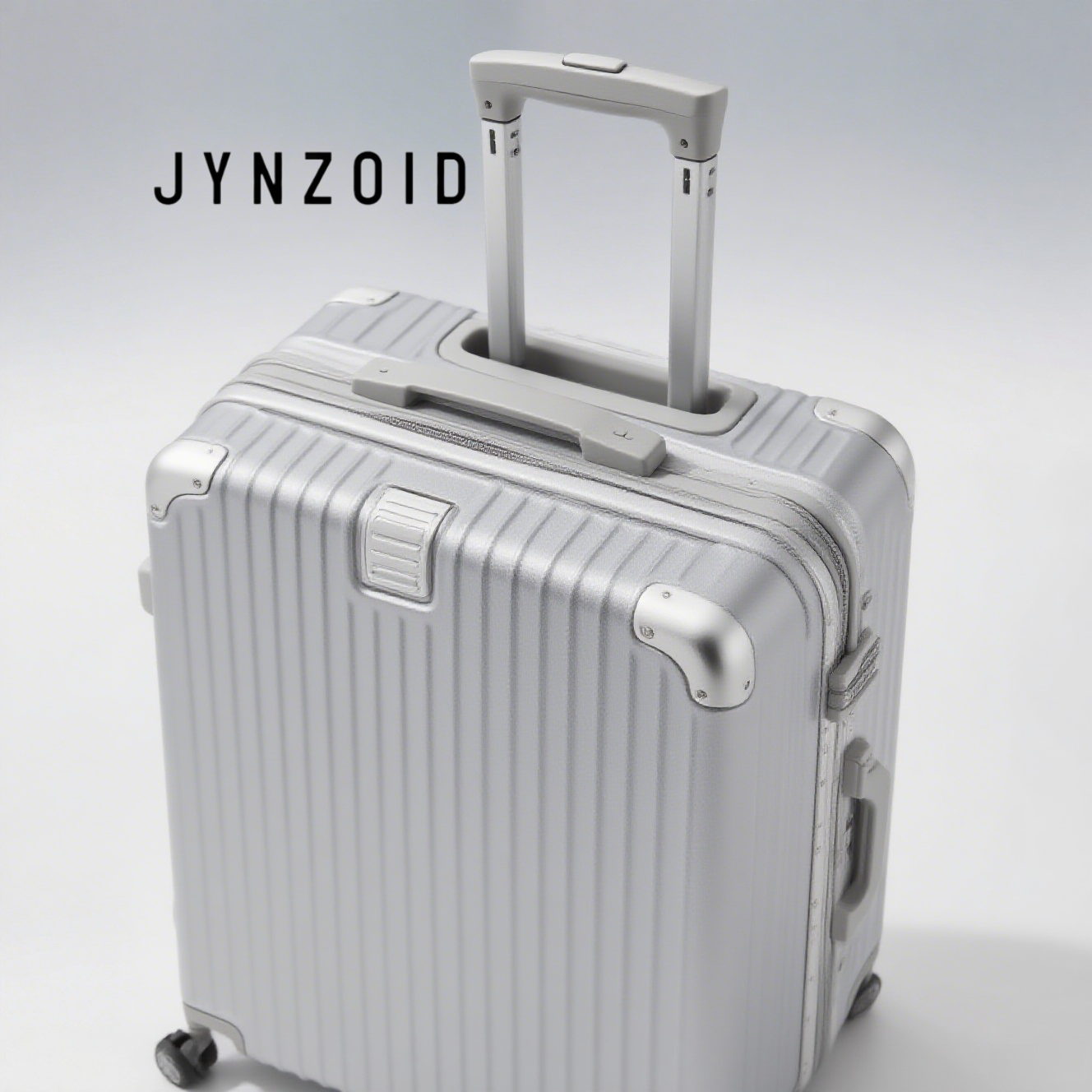 세련된 은색 가방 정면 사진