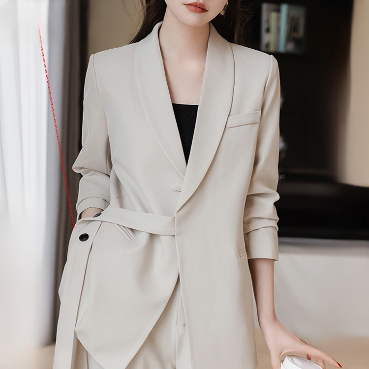 정장과 와이드 팬츠 슈트