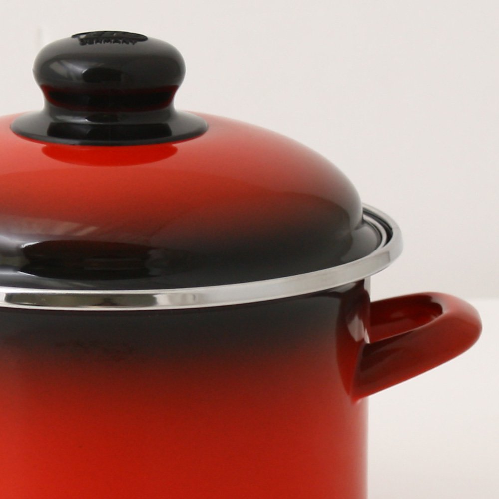 Set of soup pots and frying pans