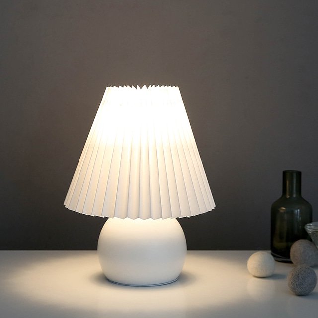 Accordion pleated table lamp