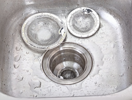 洗面器型ストレーナーで果物を洗う様子