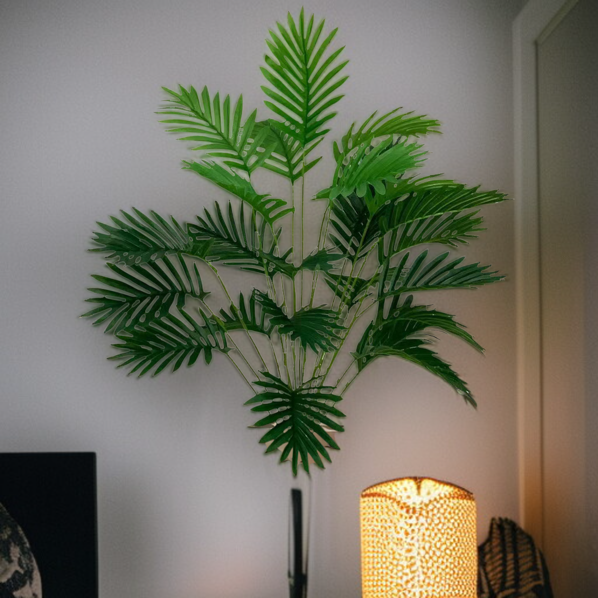 실내를 환하게 해주는 인조 아레카 야자 나무