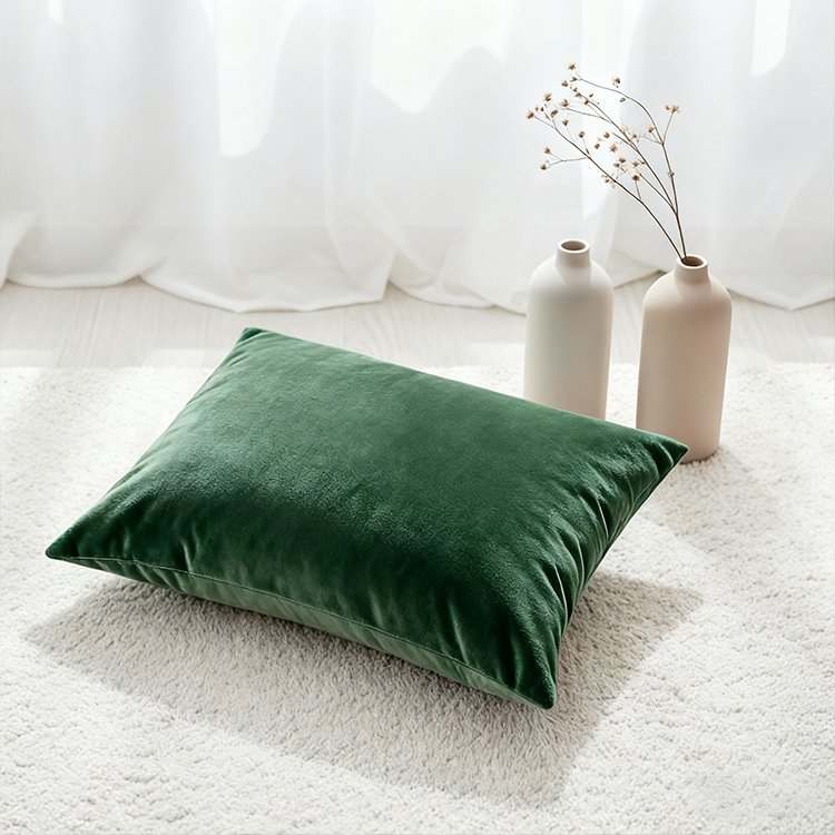 Zelený sametový polštář na pohovce