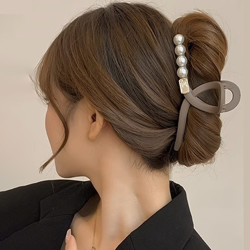 กิ๊บติดผมที่ด้านหลังศีรษะ