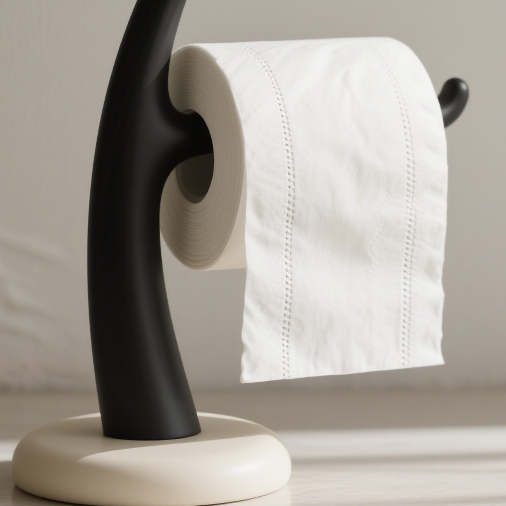 Vista cercana del soporte para papel higiénico con diseño esférico