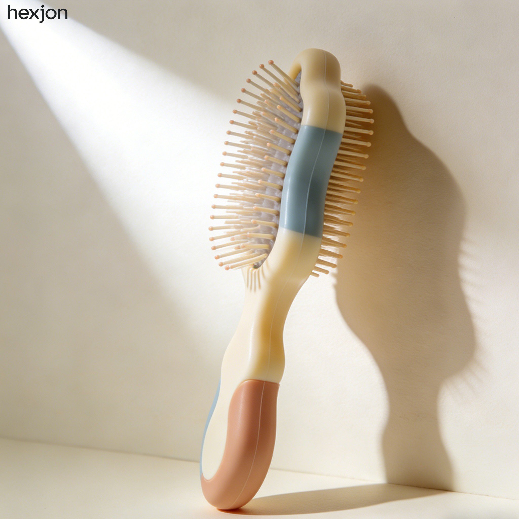 頭皮マッサージブラシを使った頭皮ケアのイメージ