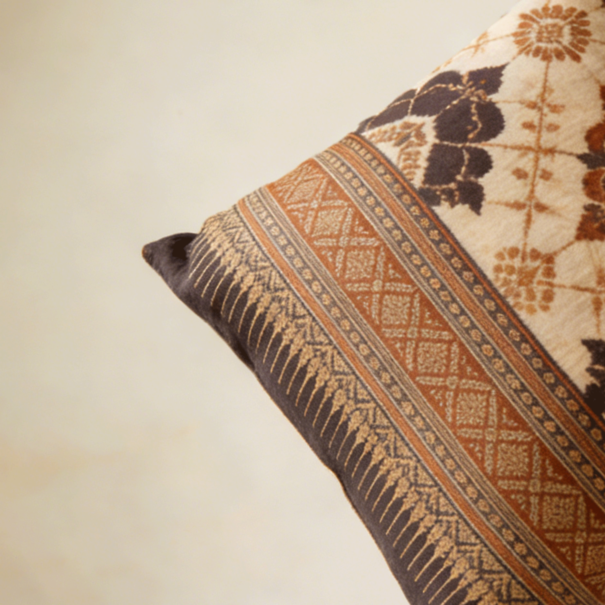 หมอนอิงนุ่มสบายดีไซน์สวย (แพ็ค 3 ชิ้น)